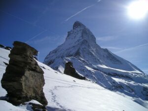 Wandertour auf verschneiten Bergen