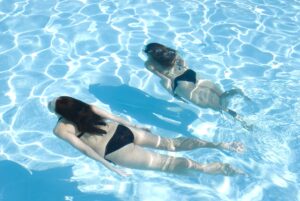 Frauen im Pool