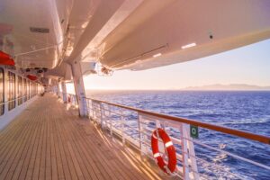 An Deck eines Kreuzfahrtschiffes