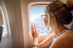 Blick aus dem Flugzeugfenster
