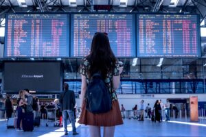 Reisende am Flughafen
