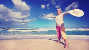 Seniorin am Strand