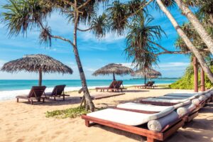 Strandliegen auf Sri Lanka
